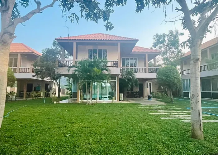 แสงหิรัญ บีช รีสอร์ท