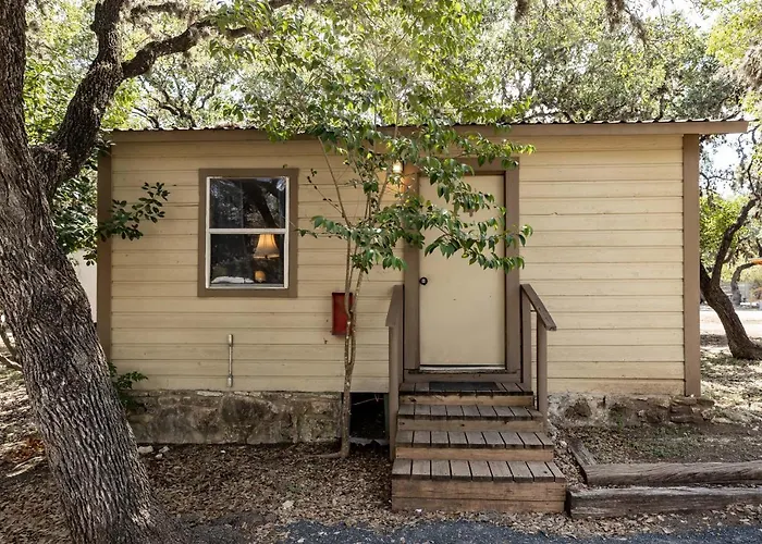 The Historic Leakey Inn