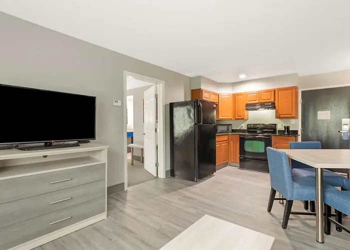 Best Western Plus Cleveland Inn & Suites