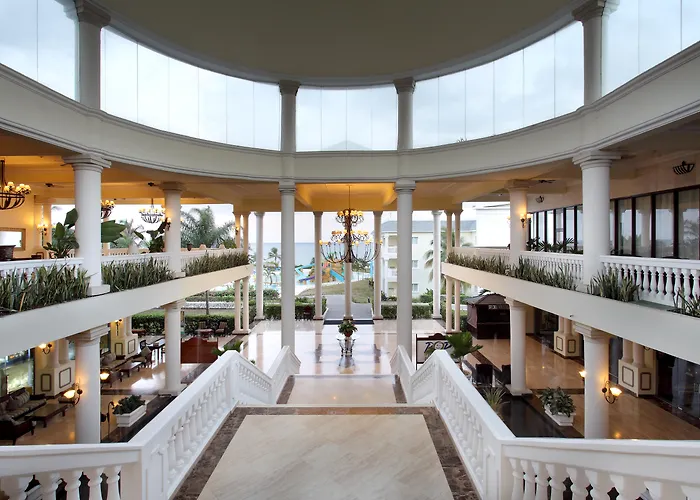 Grand Palladium Lady Hamilton Resort & Spa
