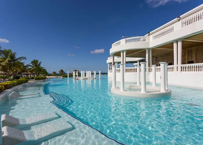 Grand Palladium Lady Hamilton Resort & Spa