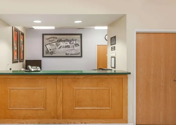 Super 8 By Wyndham Huntington