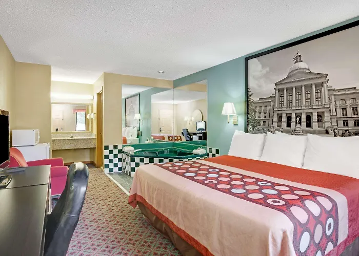 Super 8 By Wyndham Forest Park