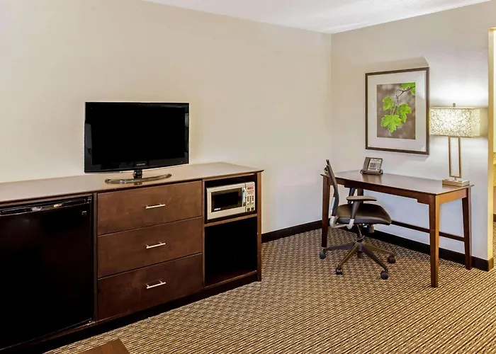 La Quinta By Wyndham Milwaukee Delafield