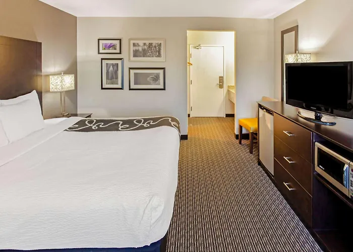 La Quinta By Wyndham Milwaukee Delafield