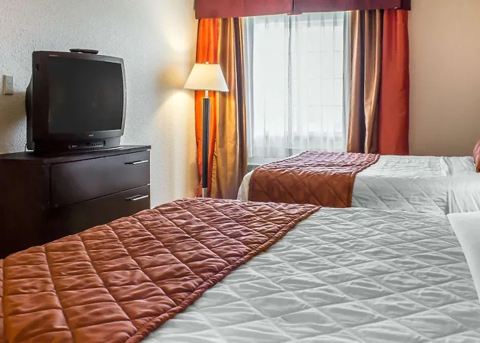 Rodeway Inn & Suites Near Okoboji Lake
