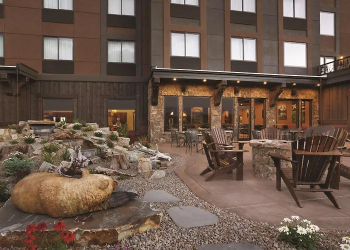 Glacier International Lodge