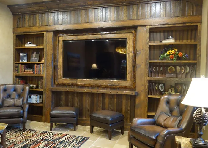 Glacier International Lodge