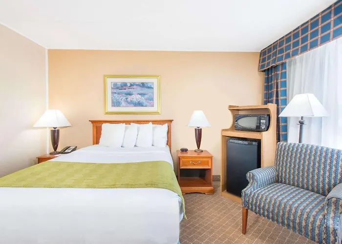 Ramada By Wyndham Cumberland Downtown