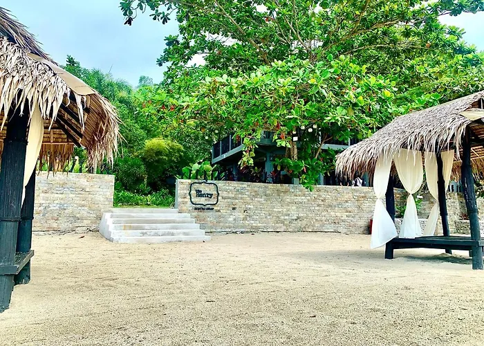 The Henry Resort Taramindu Laiya