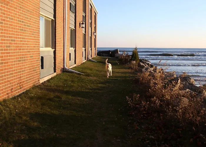 Lighthouse Inn - Two Rivers