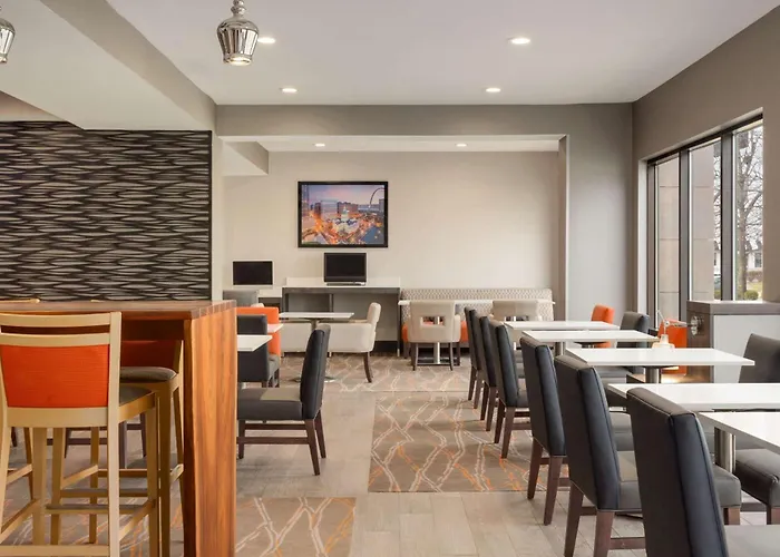La Quinta Inn & Suites By Wyndham St Louis Route 66