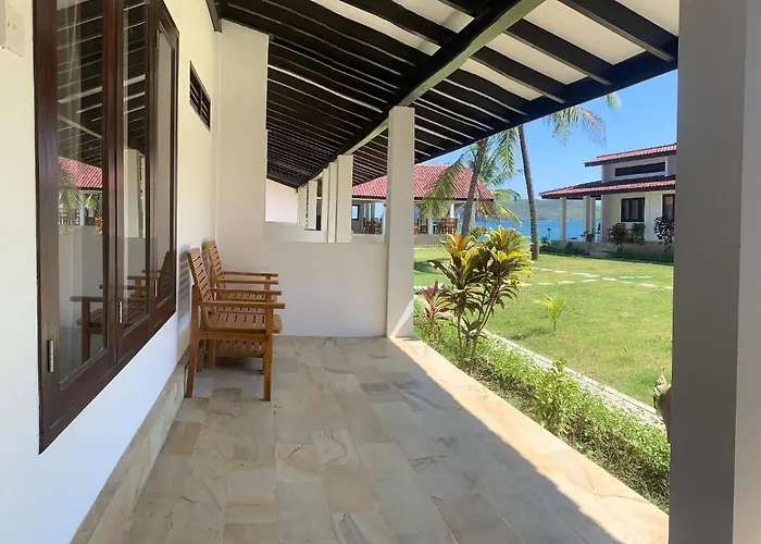 Balong Balong Surf Bungalows & Restaurant