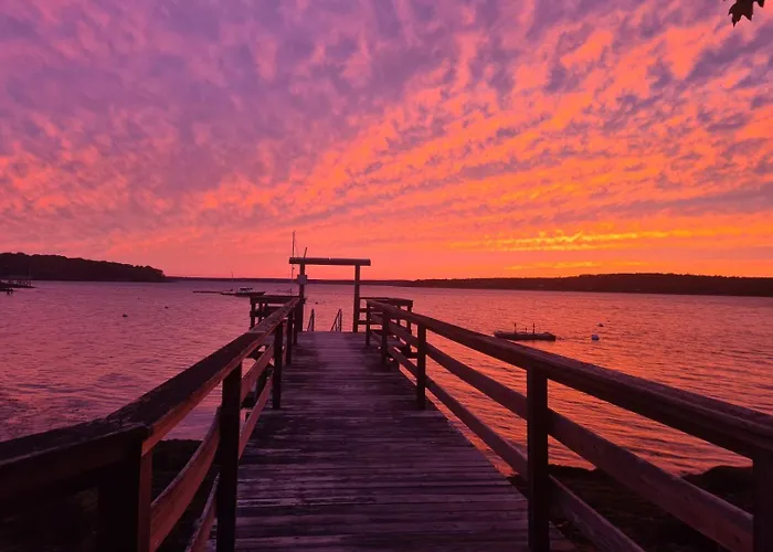 Smuggler'S Cove Inn