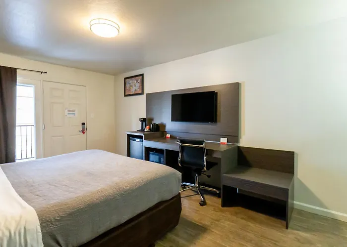 Econo Lodge Inn & Suites Heavenly Village Area