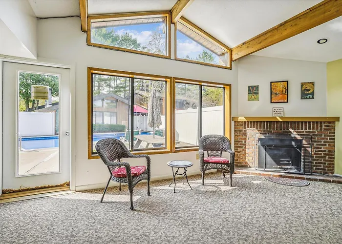 210 Cedarbrook Queen Studio