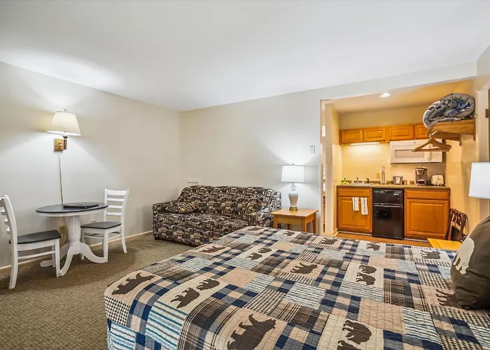 110 Cedarbrook Queen Studio