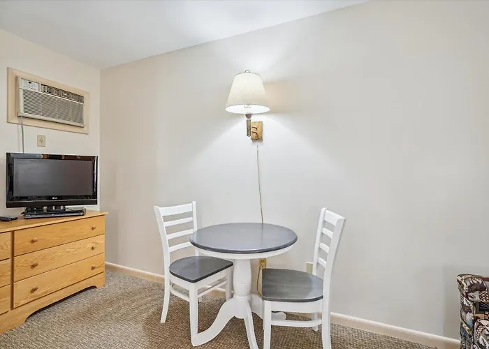 107 Cedarbrook Queen Studio