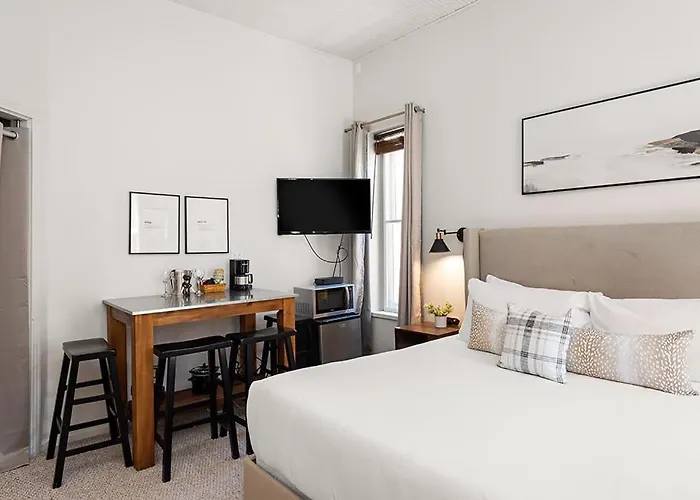 Independence Square 211, Chic Hotel Room With Mountain Views, A/C, & Rooftop Hot Tub
