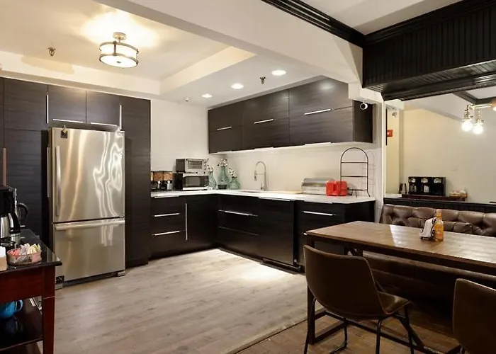 Independence Square 308, Top Floor Hotel Room With Ideal Downtown Location