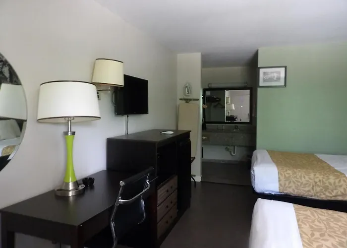 Super 8 By Wyndham Ocean Springs Biloxi