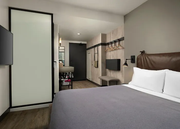 Moxy Chicago Downtown