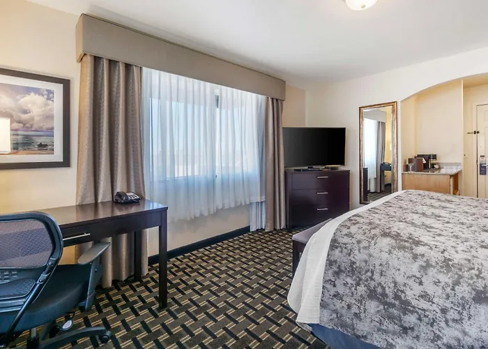 Best Western Plus Edmonds Harbor Inn