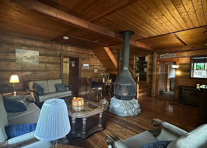 Rustic Beaverfoot Lodge Room N6