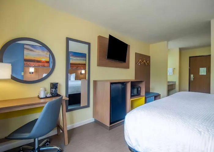 Days Inn By Wyndham Evansdale Waterloo