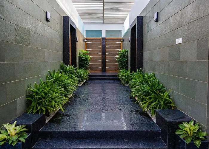 S R Pool Suites