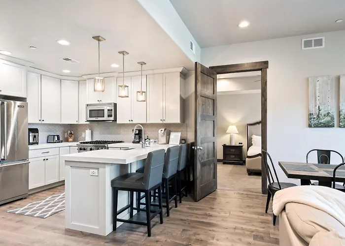 Newer Upscale Canyons Village Resort Condo, 5 Min Walk To Gondola, 2 Bedrooms Ensuite, Pet Friendly