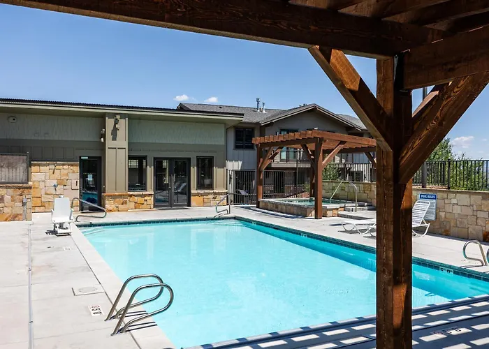 Room For 4, Modern Mountain Chic Interiors, Large Hot Tub, 5 Min Walk To Lift