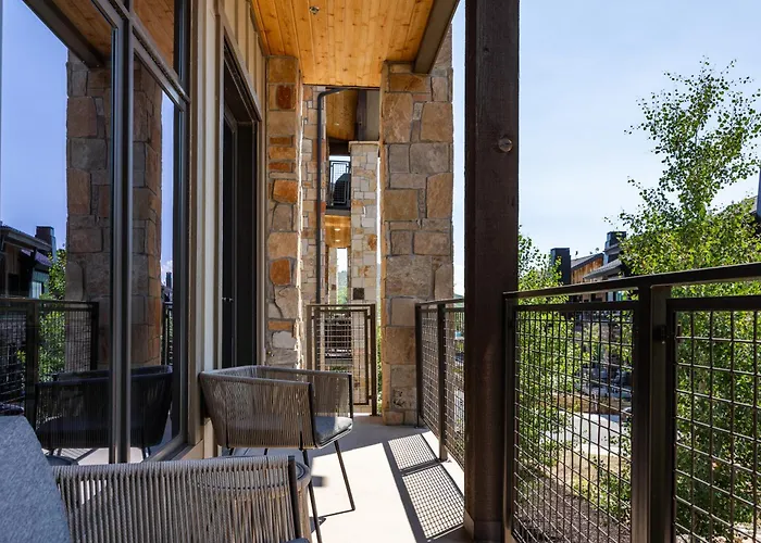 Room For 4, Modern Mountain Chic Interiors, Large Hot Tub, 5 Min Walk To Lift
