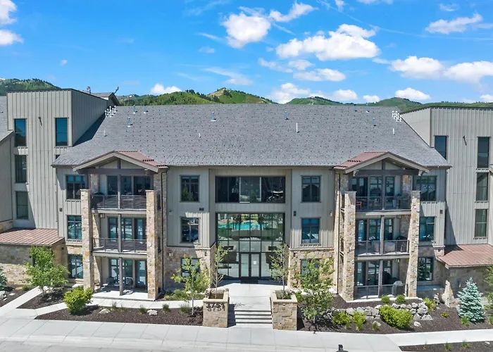 Heated Pool, Gourmet Kitchen, Pet Friendly, Gym, Walk To Canyons Village, 2 Private Patios