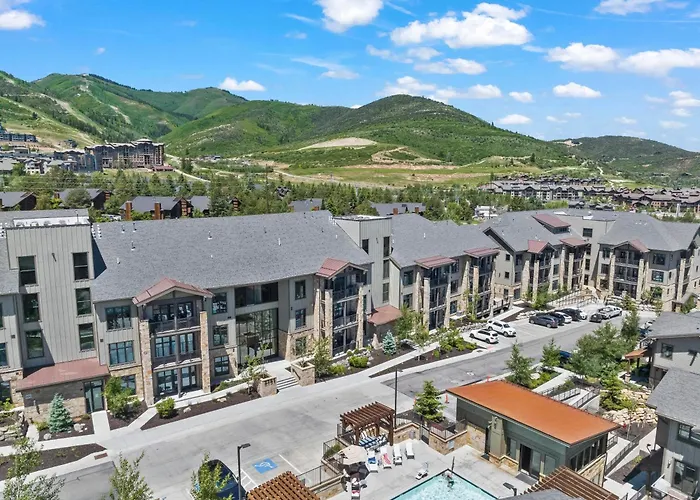 Heated Pool, Gourmet Kitchen, Pet Friendly, Gym, Walk To Canyons Village, 2 Private Patios