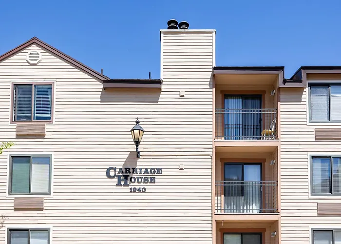 Great Location, Sleeps 4, 5 Min Drive To Ski & Bike Access, Shared Pool!