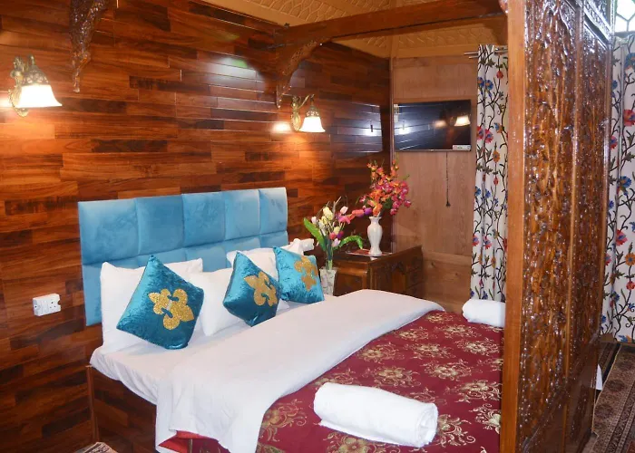 Lakes Crown Group Of Houseboats