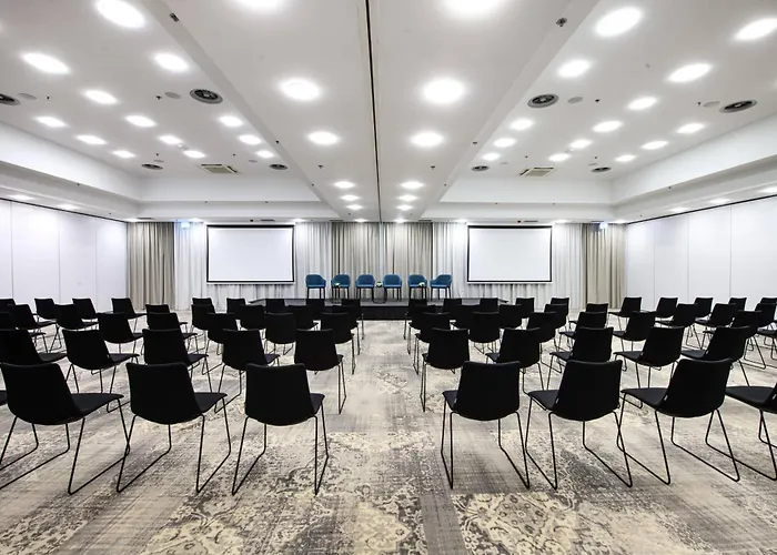 Courtyard By Marriott Warsaw Airport