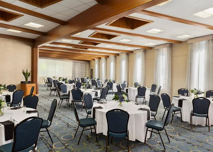 Delta Hotels By Marriott Helena Colonial