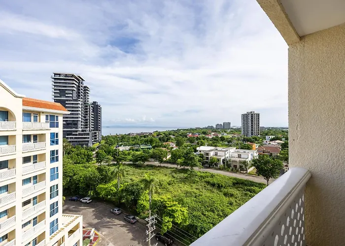 La Mirada Beachfront Condo: Ocean Views & Resort Amenities