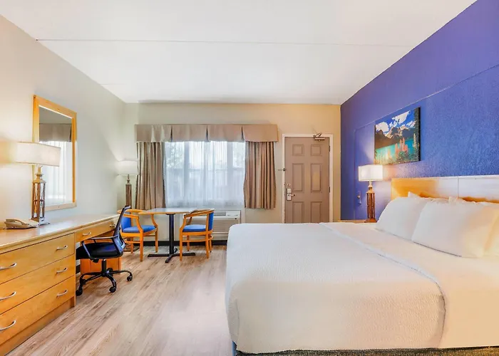 Days Inn By Wyndham Golden