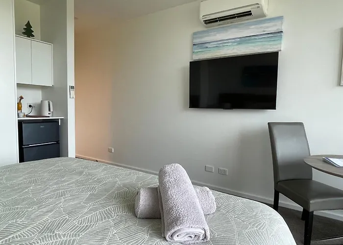 Coastal Cove Suite - With Heated Pool Near Hot Springs & Golf