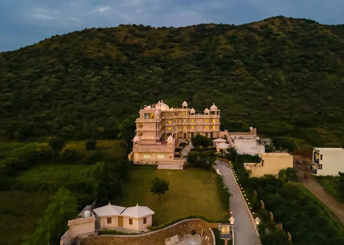 Traavista Aravali Mahal - Luxury Lake View Heritage Resort In Udaipur