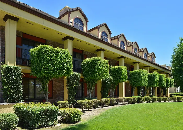 Best Western Plus Raffles Inn & Suites