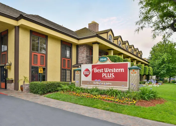Best Western Plus Raffles Inn & Suites