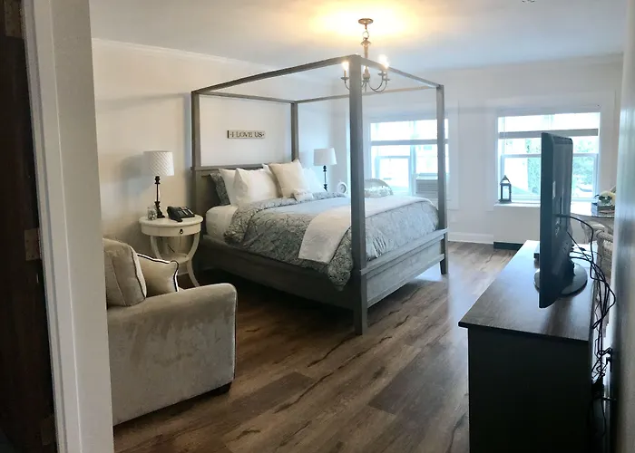 Harbor House Inn