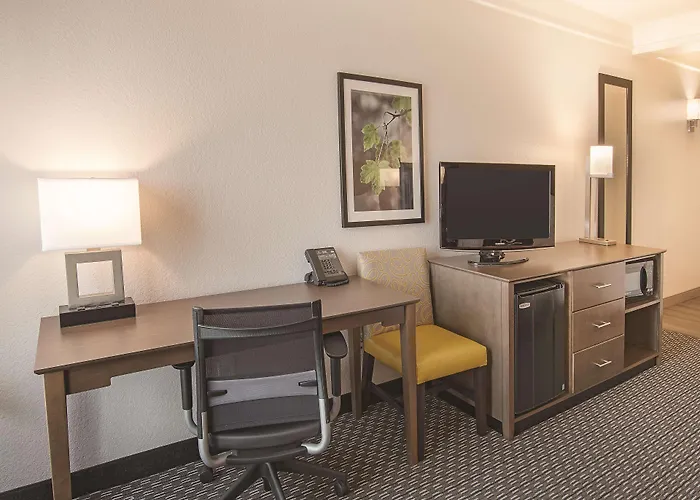 La Quinta By Wyndham Arlington North 6 Flags Dr