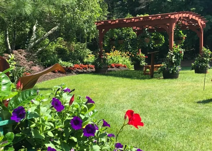 Publick House Historic Inn And Country Motor Lodge