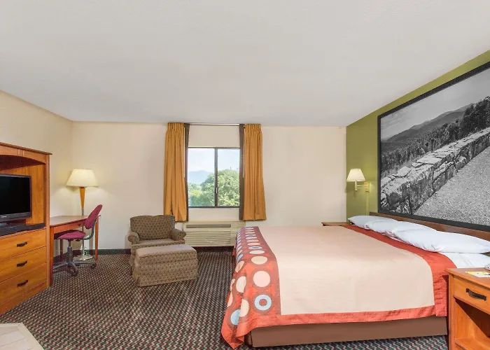 Super 8 By Wyndham Bedford
