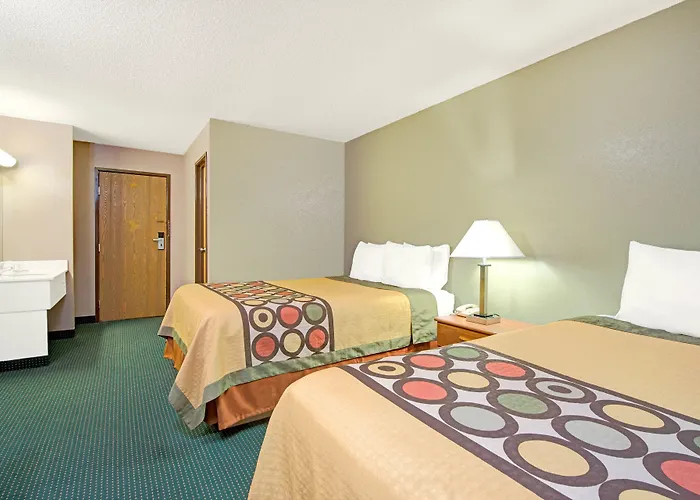 Super 8 By Wyndham Eureka/Six Flags Nearby
